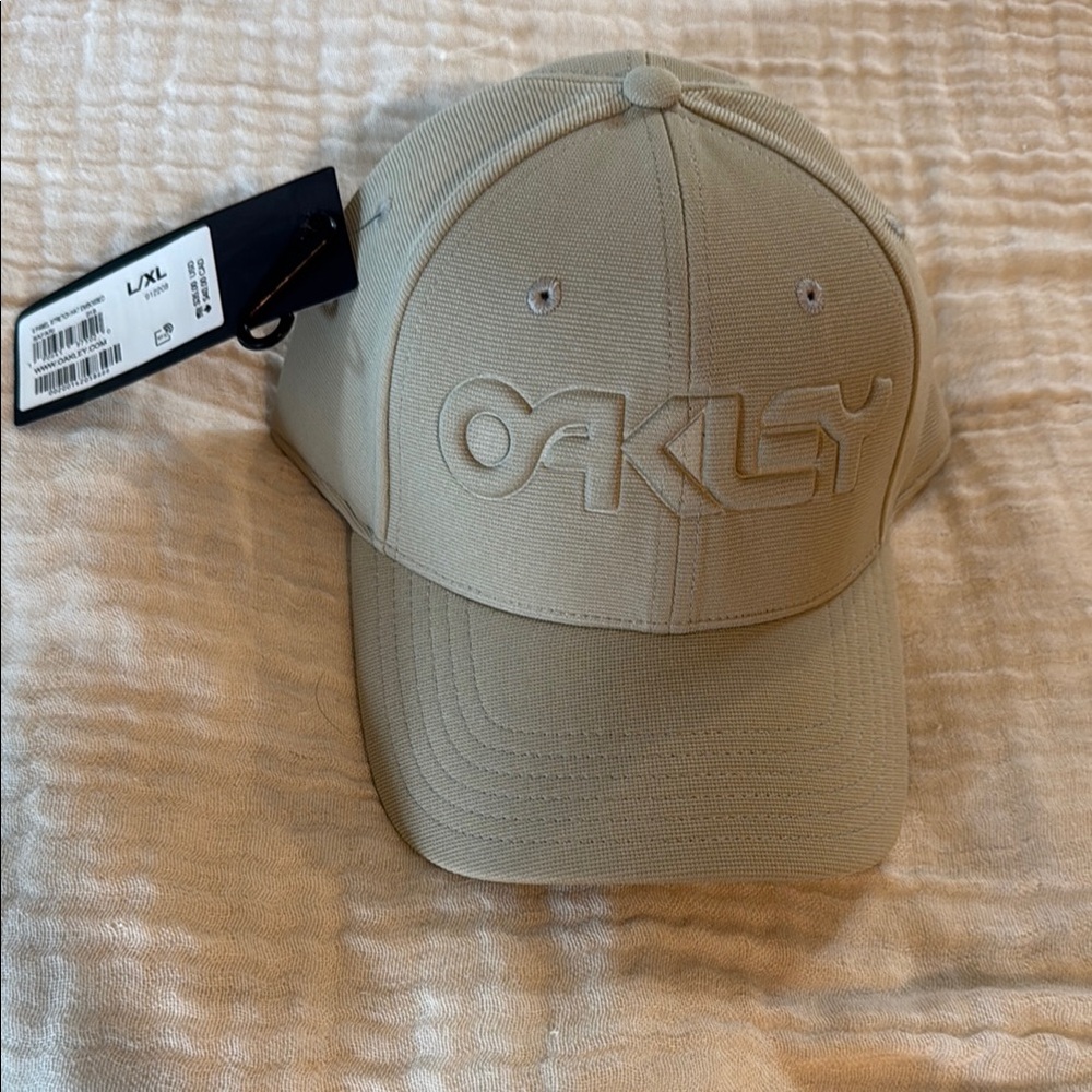 Oakley Beige Logo cap. Tan size L/XL flex fitted. Brand new
